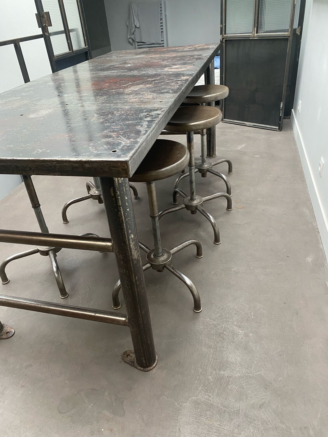 Industrial table with 6 pneumatic stools.