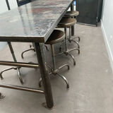 Industrial table with 6 pneumatic stools.