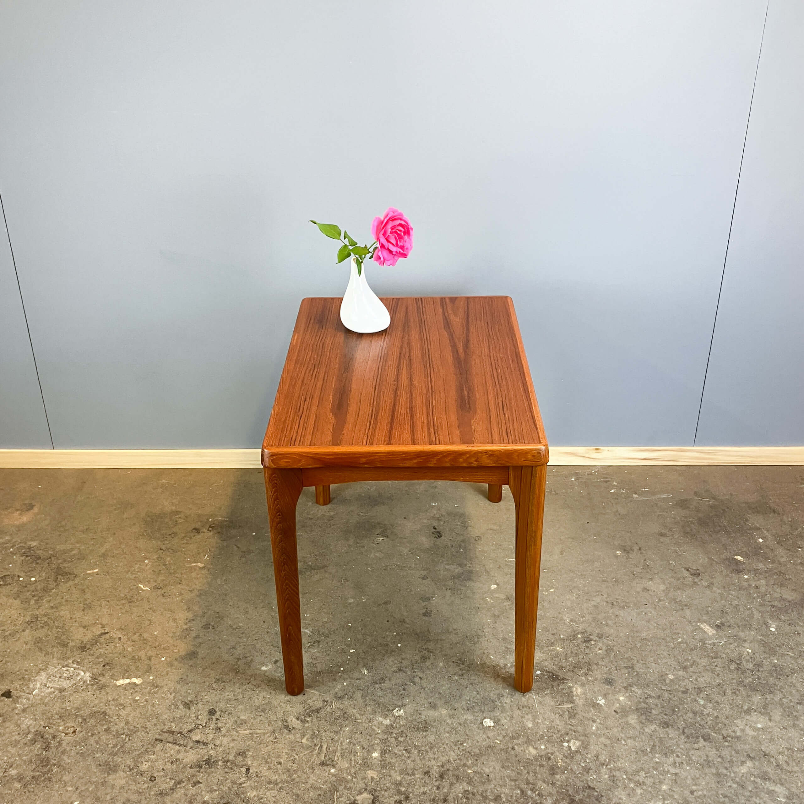 Table d'appoint par Henning Kjaernulf pour Vejle Stole- & Møbelfabrik, teck, années 1960.