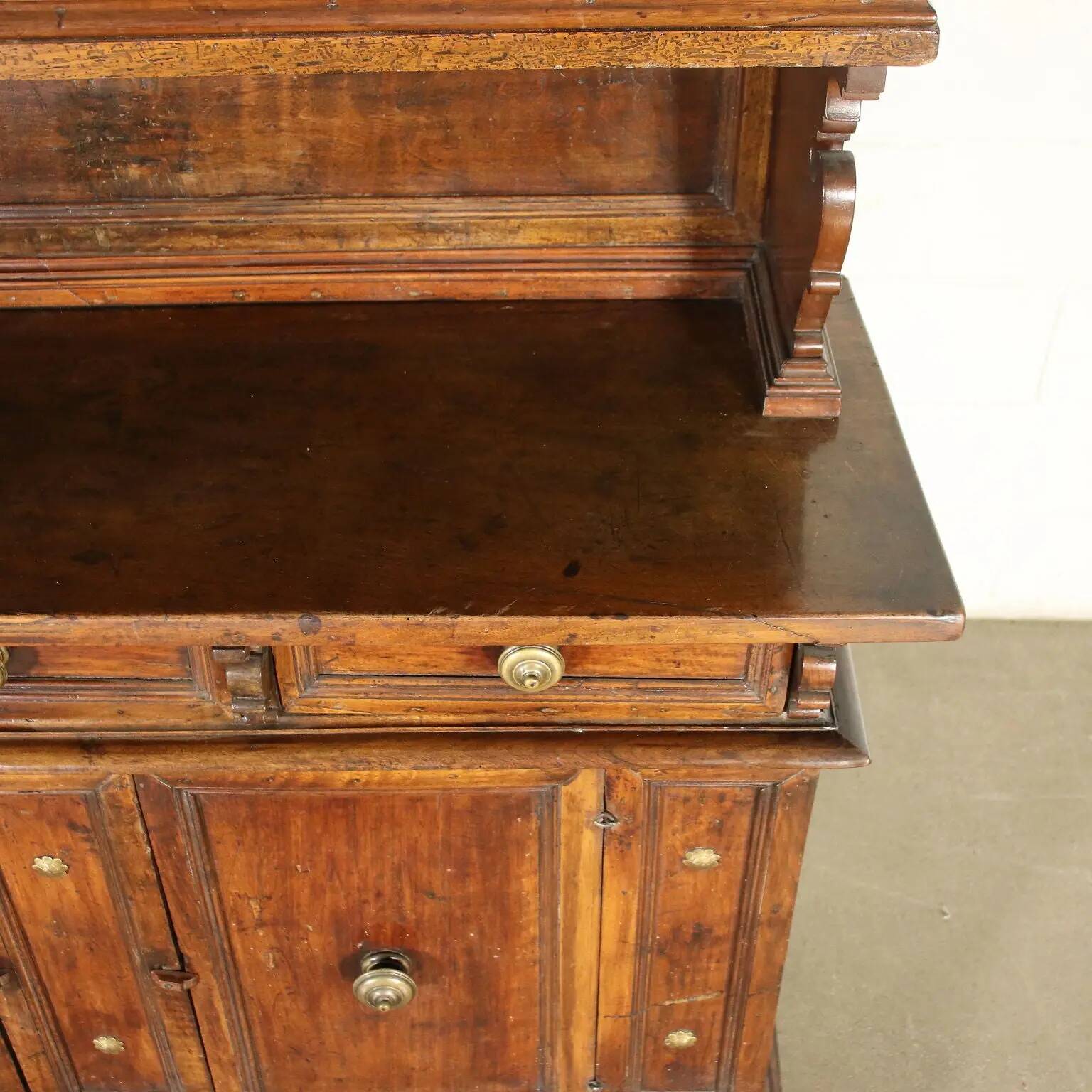 Baroque buffet in walnut and poplar, Italy, 18th century.