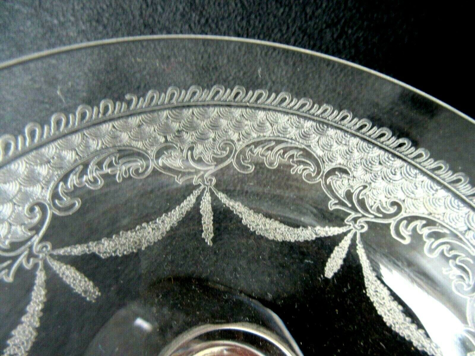 Coupes à champagne cristal Baccarat style Louis XV gravées d'acanthes et de rubans
