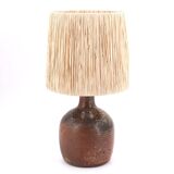 Lampe en grès avec cuisson bois, abat jour en raphia, années 60