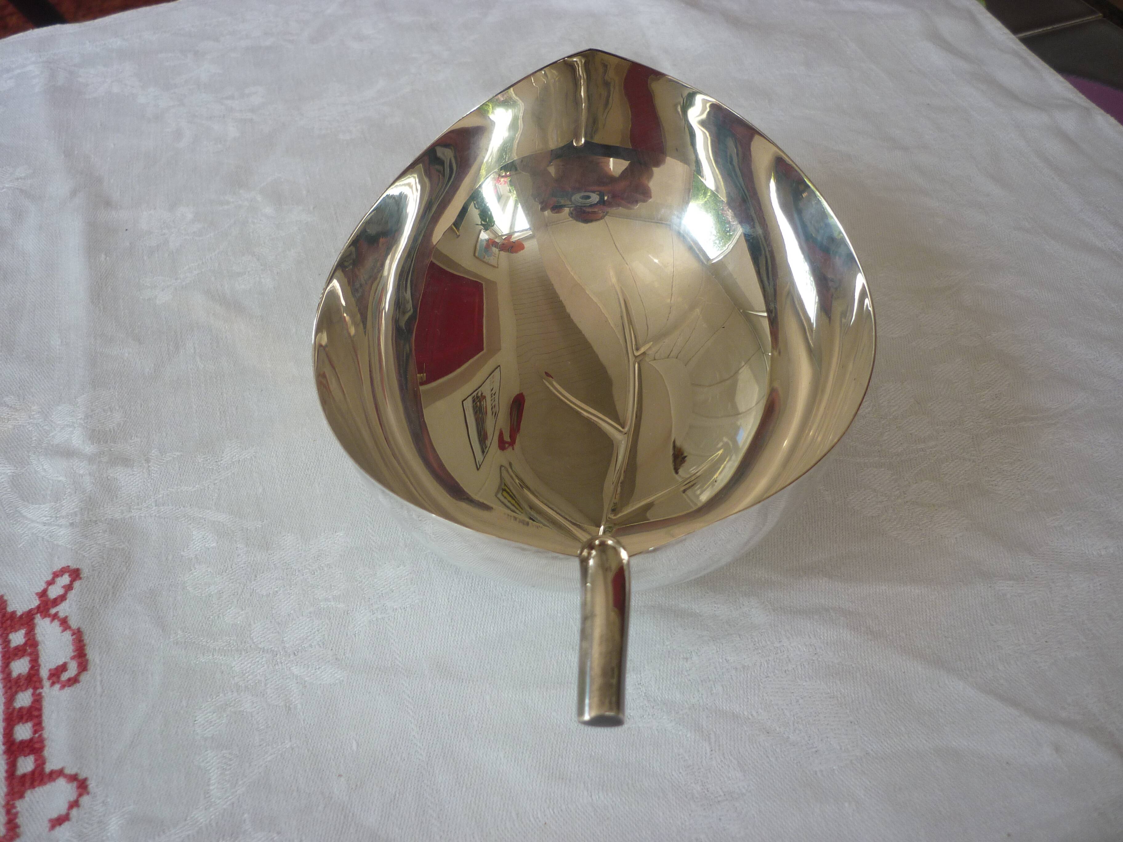 Silver metal gravy boat leaf shape