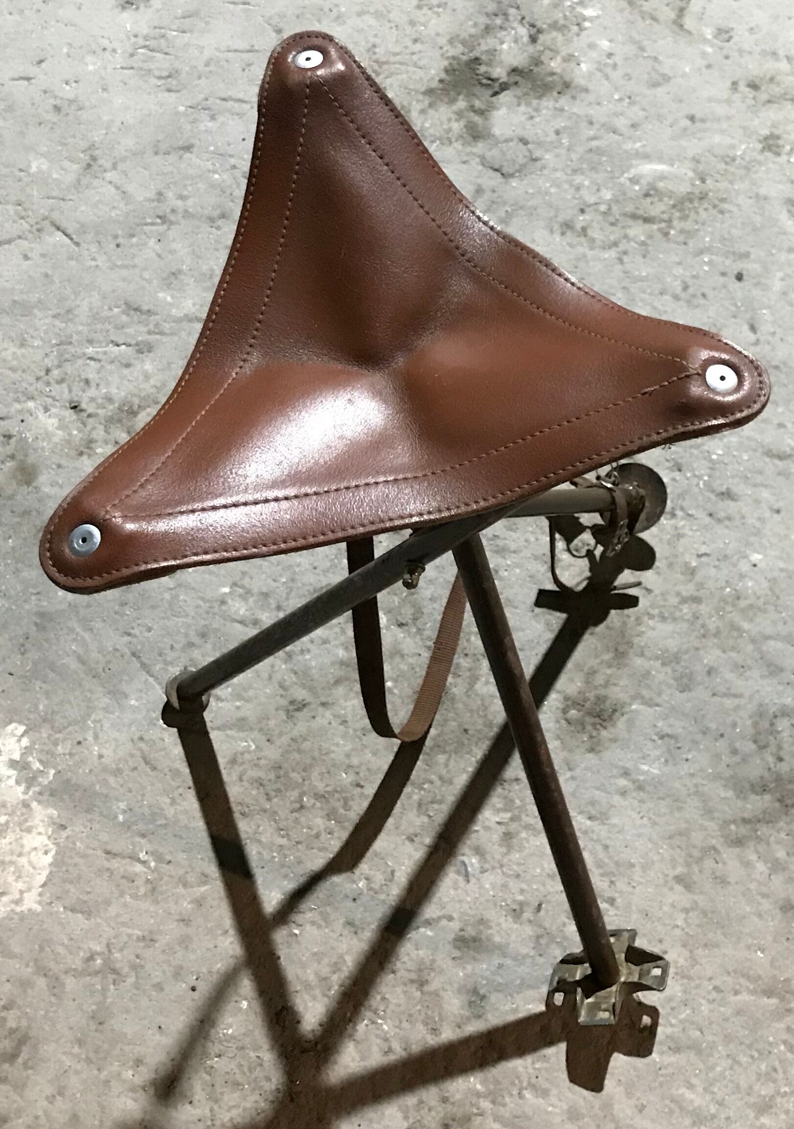 Foldable tripod stool