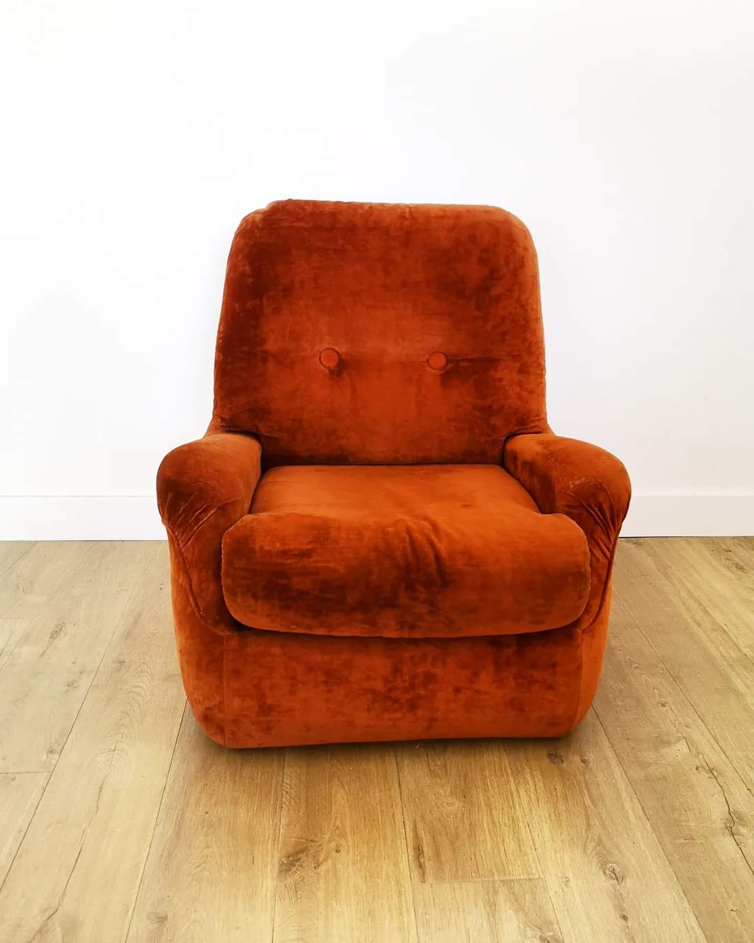 Fauteuil vintage en velours brique