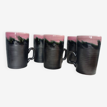 5 mugs, tasses noir et rose en céramique de Louviers, 1960
