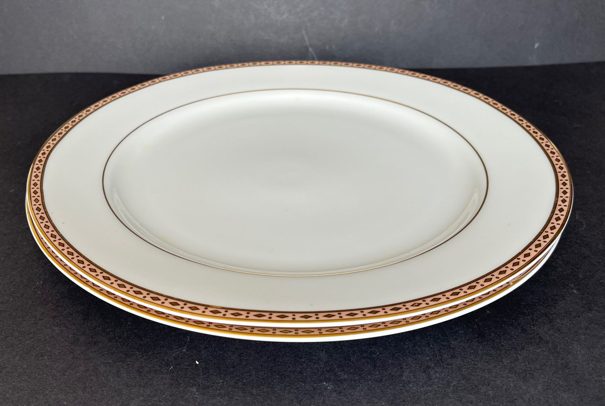 2 assiettes de présentation en porcelaine