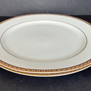 2 assiettes de présentation en porcelaine