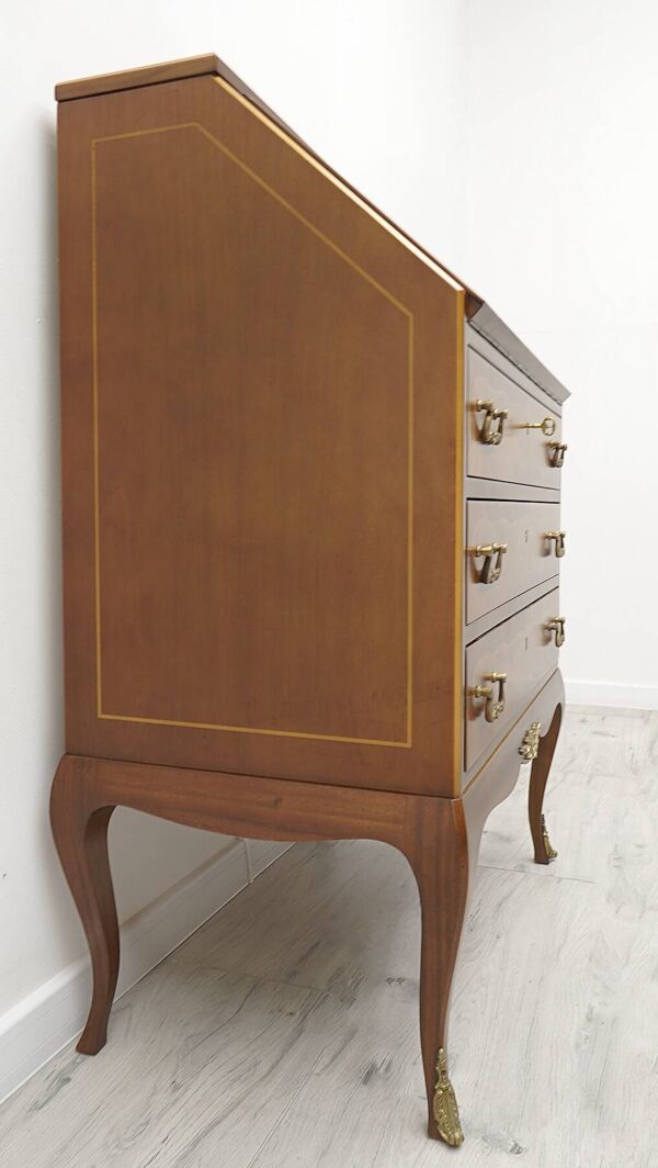 Bureau ancien et ancien, marqueterie. Après rénovation professionnelle.