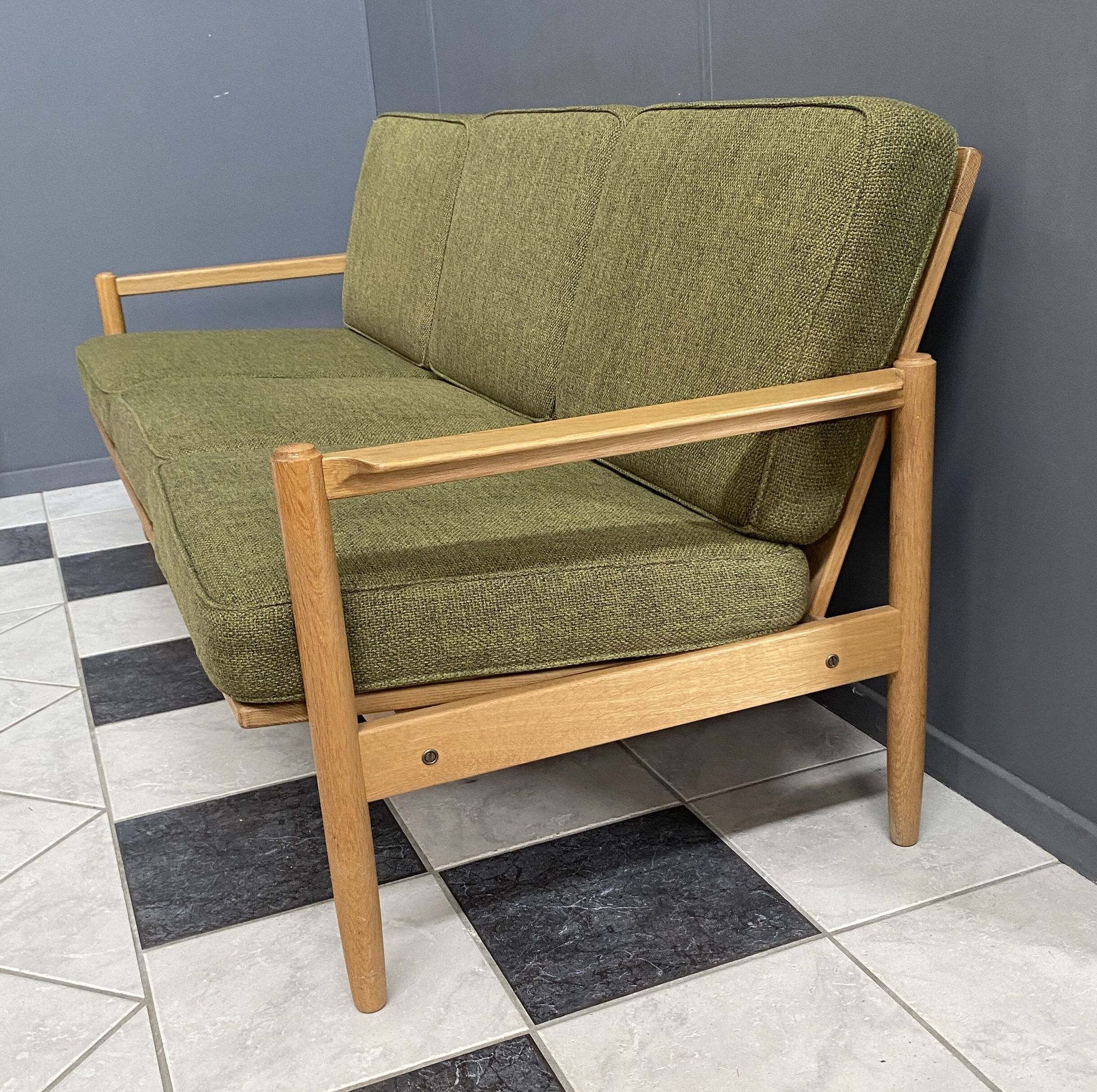 canapé 3 places en tissu vert et bois années 1960