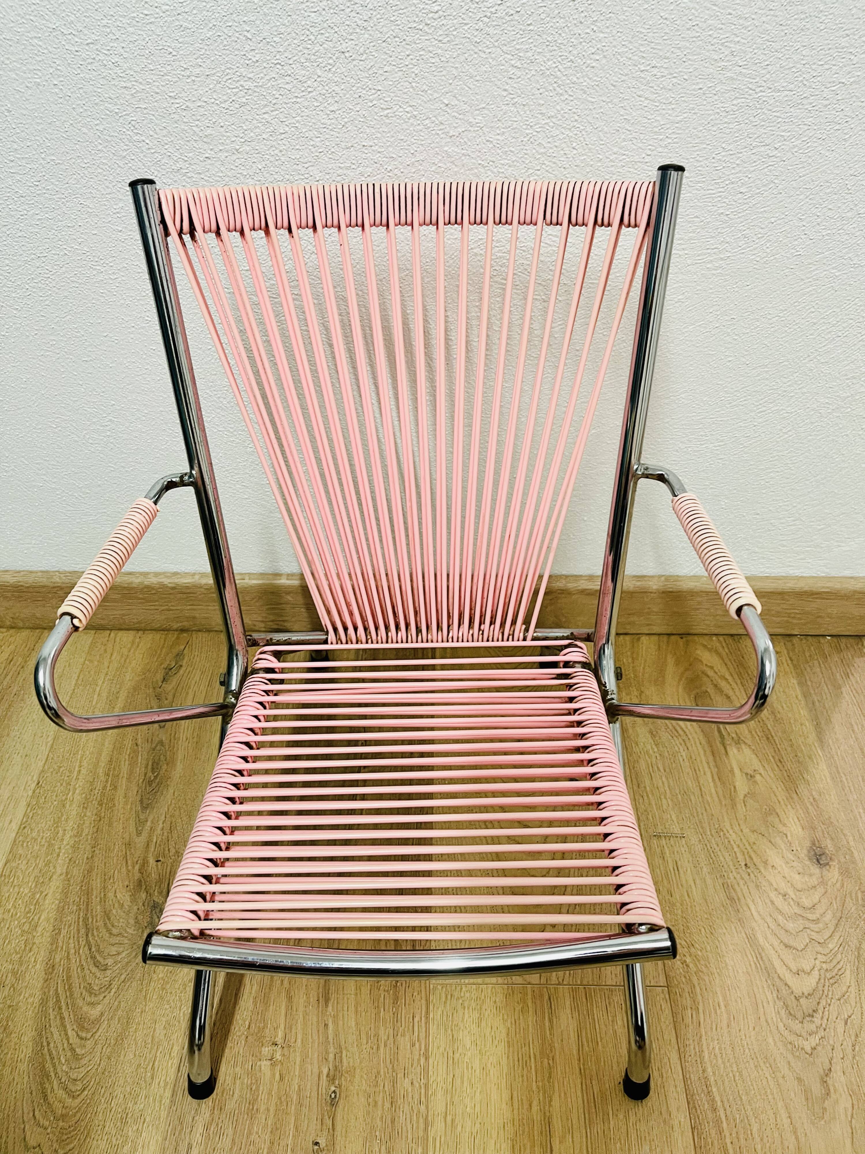Pink scoubidou chair