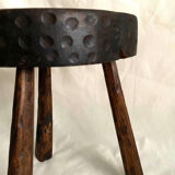 Tabouret tipode brutaliste en bois sculpté