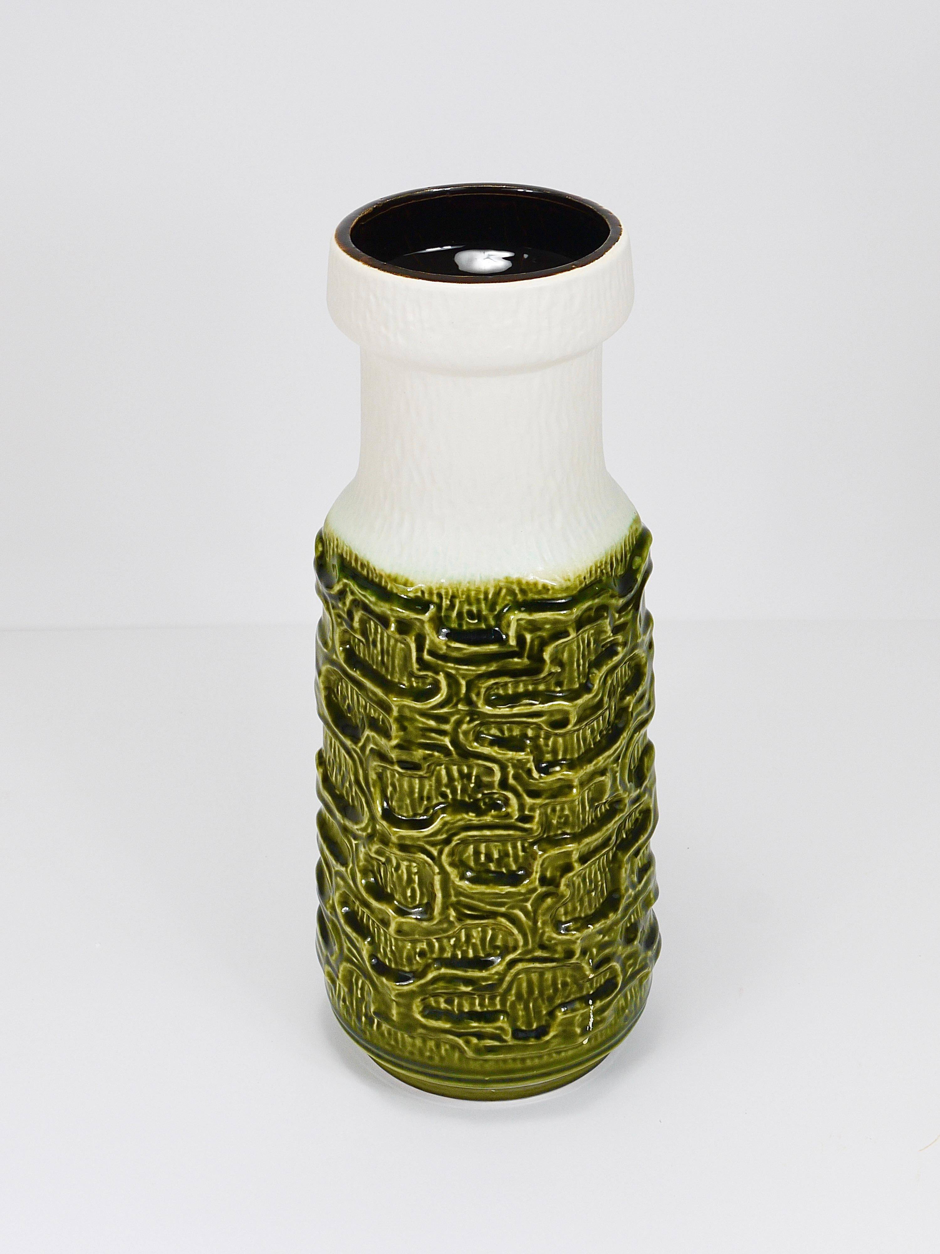 Grand vase de sol en terre cuite vert mousse olive brillant et blanc style Brutaliste Op-Art, Autriche, années 1970