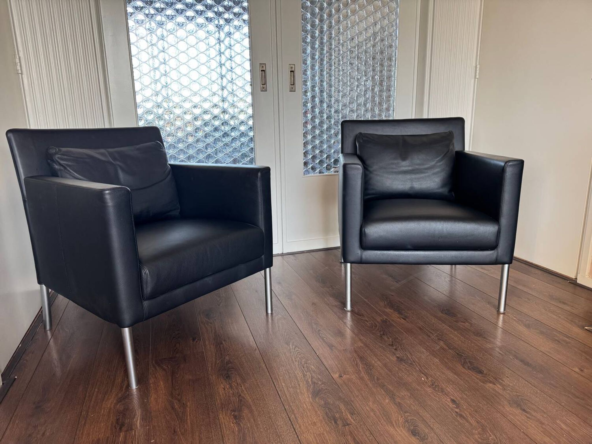2 fauteuils de salon modernistes allemands en cuir noir et acier de Walter Knoll