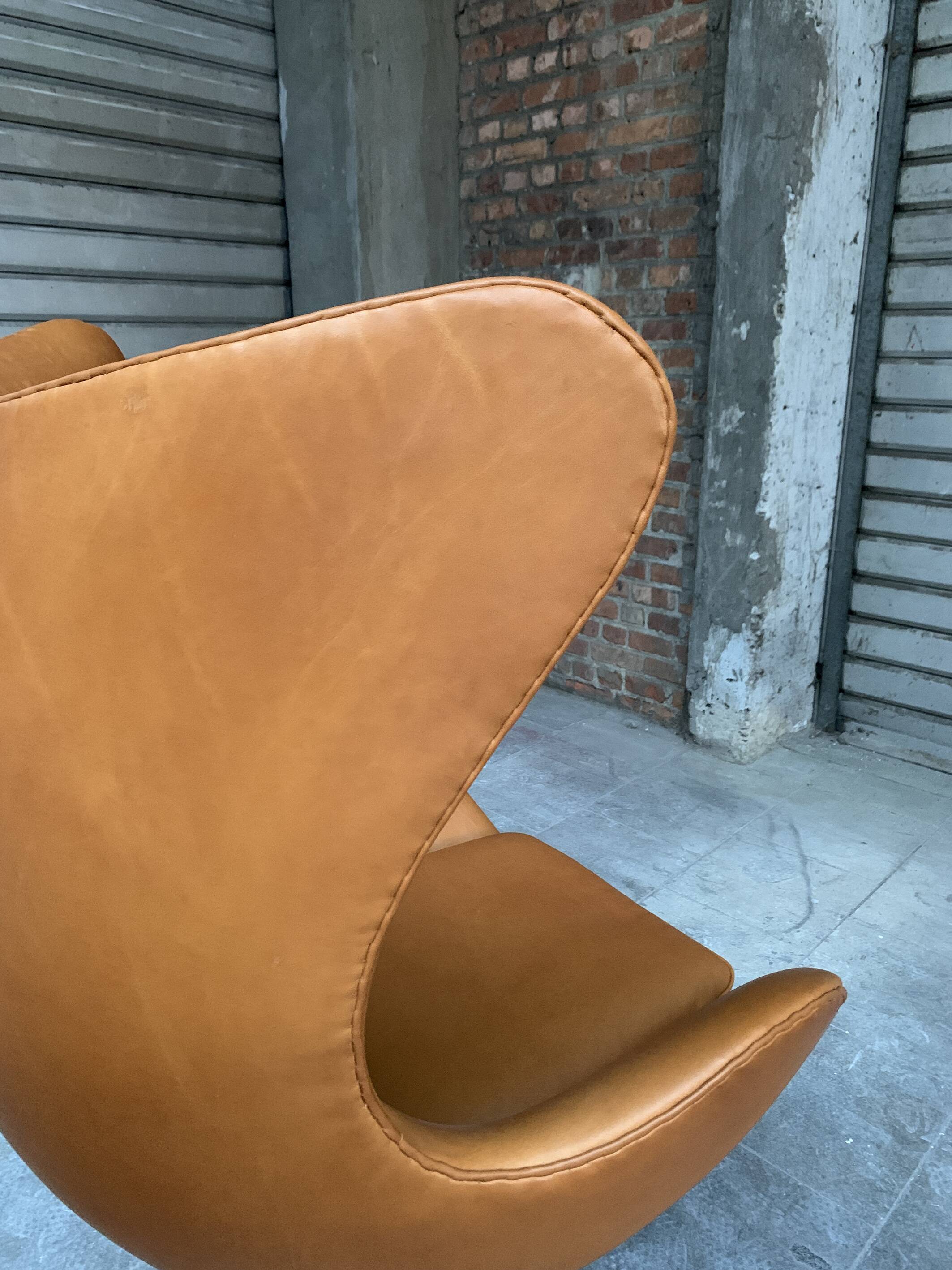 Restored Arne Jacobsen Egg armchair and ottoman for Fritz Hansen, 1960s