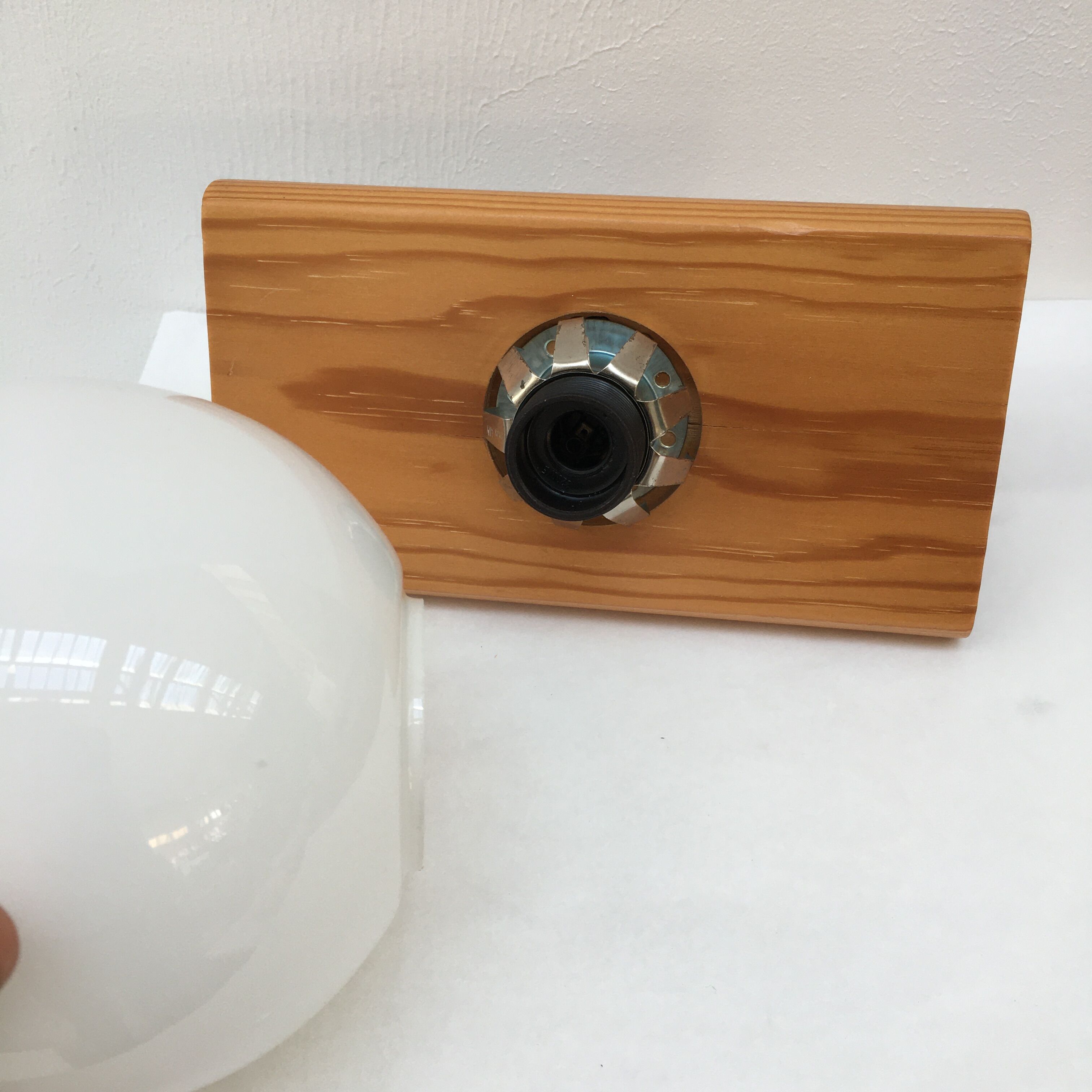 Modernist wall lamp in pine and opaline