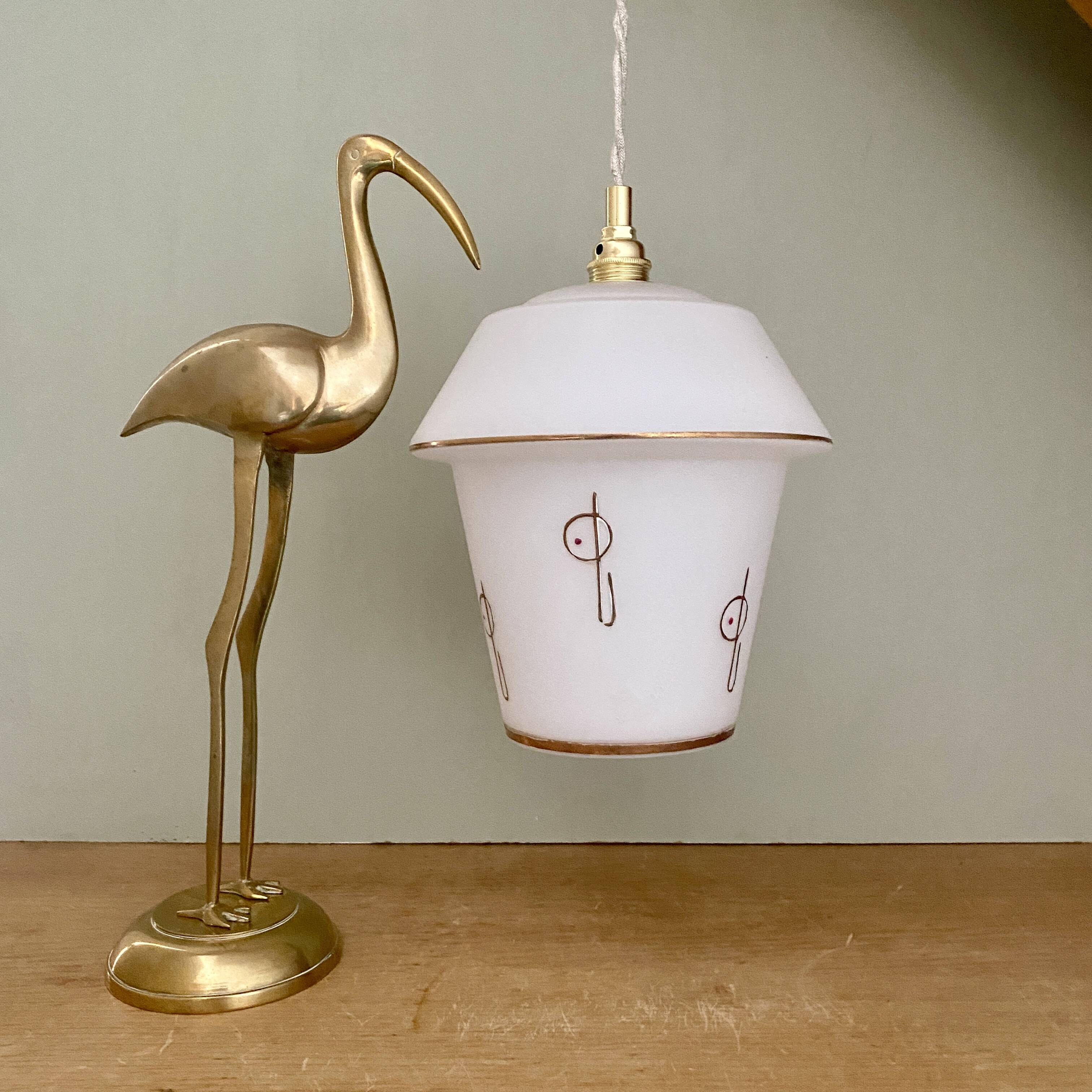 Suspension globe vintage en opaline blanche à décor doré