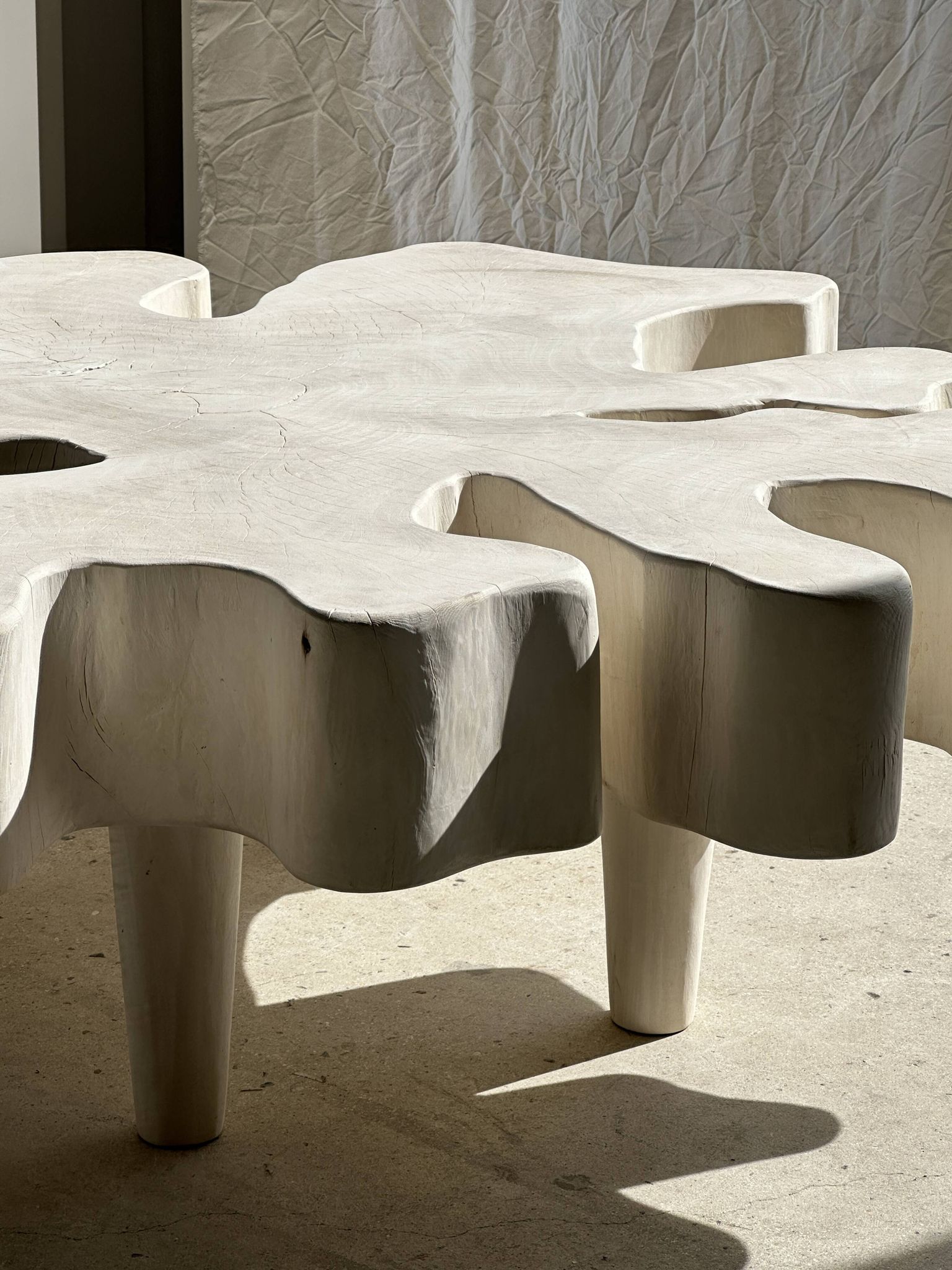 Très grande table basse en manguier blanchi plateau organique D:140cm