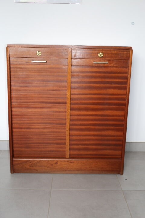 Low-curtained double-curtained cabinet