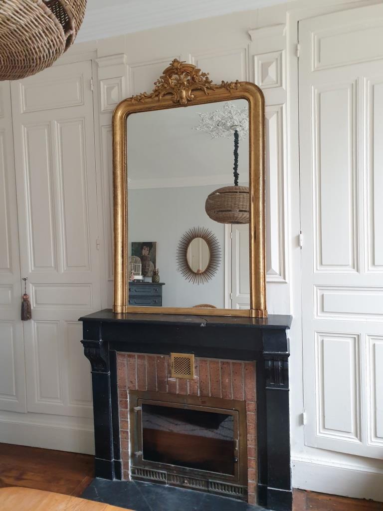 Golden mirror with pediment 98x151cm