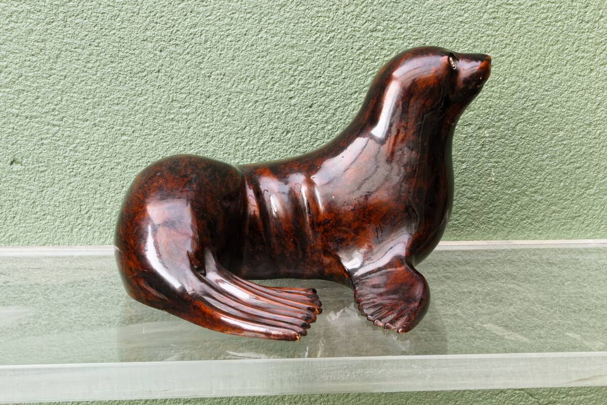 Phoque en bois tendre, patine acajou