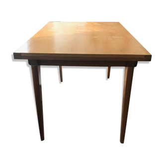 Extendable wooden table