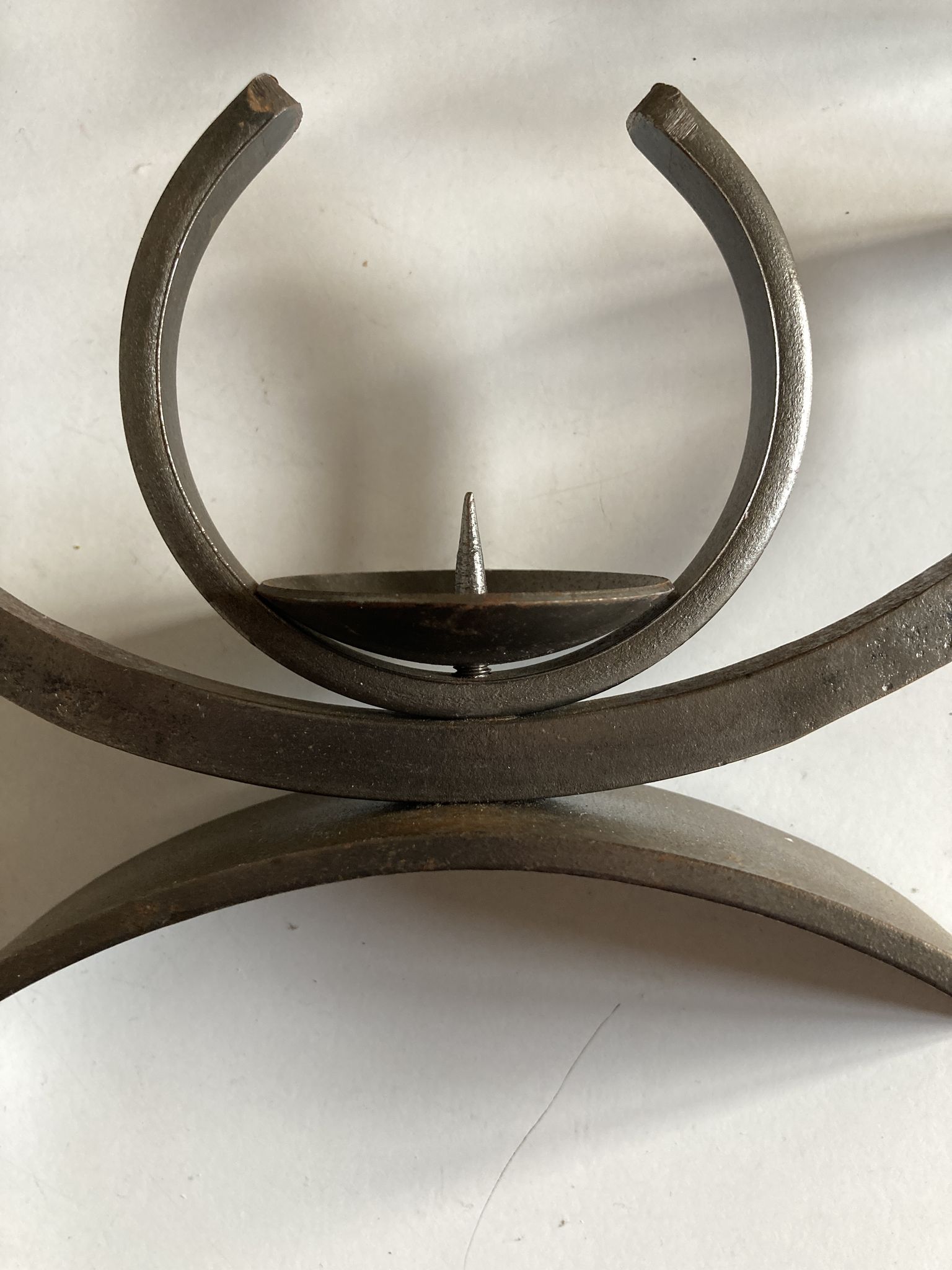 Paire de bougeoirs modernistes en fer battu 1970