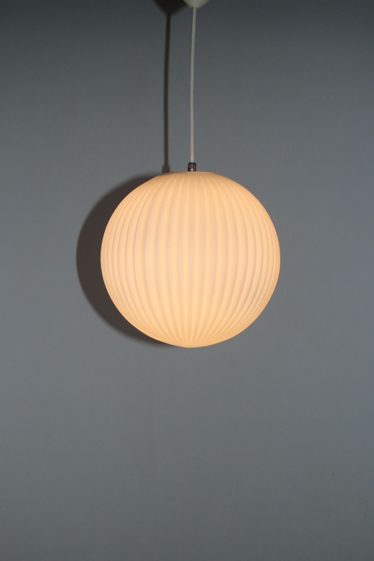 Scandinavian hanging lamp with white ribbed round ball lampshade