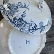 Soupière ancienne en terre de fer – Modèle Pampres – Marque JR