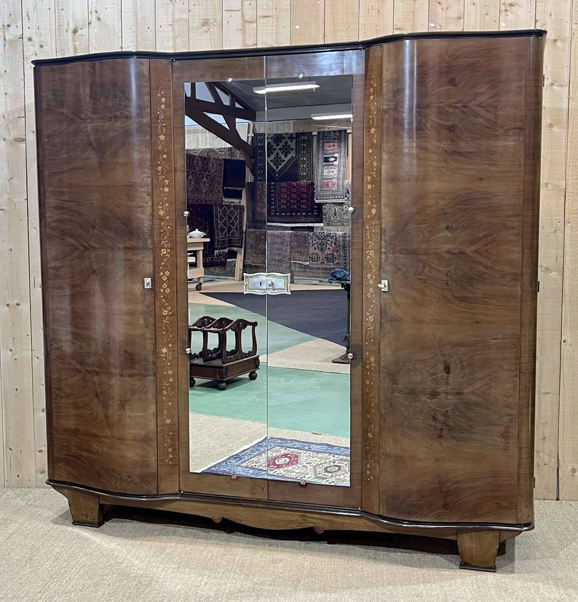 Armoire de chambre Art déco en loupe de noyer, travail des années 1940