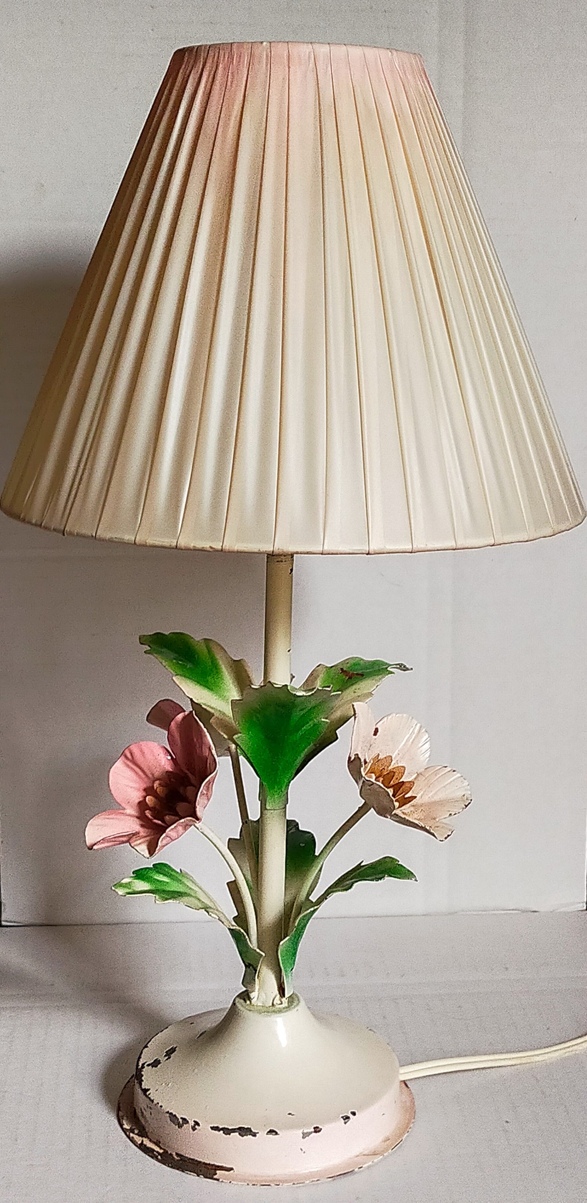 Bouquet lamp to table in vintage painted sheet vinyl lampshade