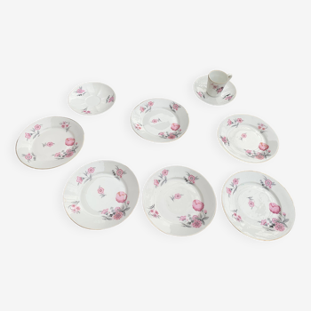 Lot compose de 6 petites assiettes,2 soucoupes et une tasse en porcelaine art deco, avec des fleurs