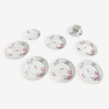 Set composed of 6 small plates, 2 saucers and an art deco porcelain cup, with flowers