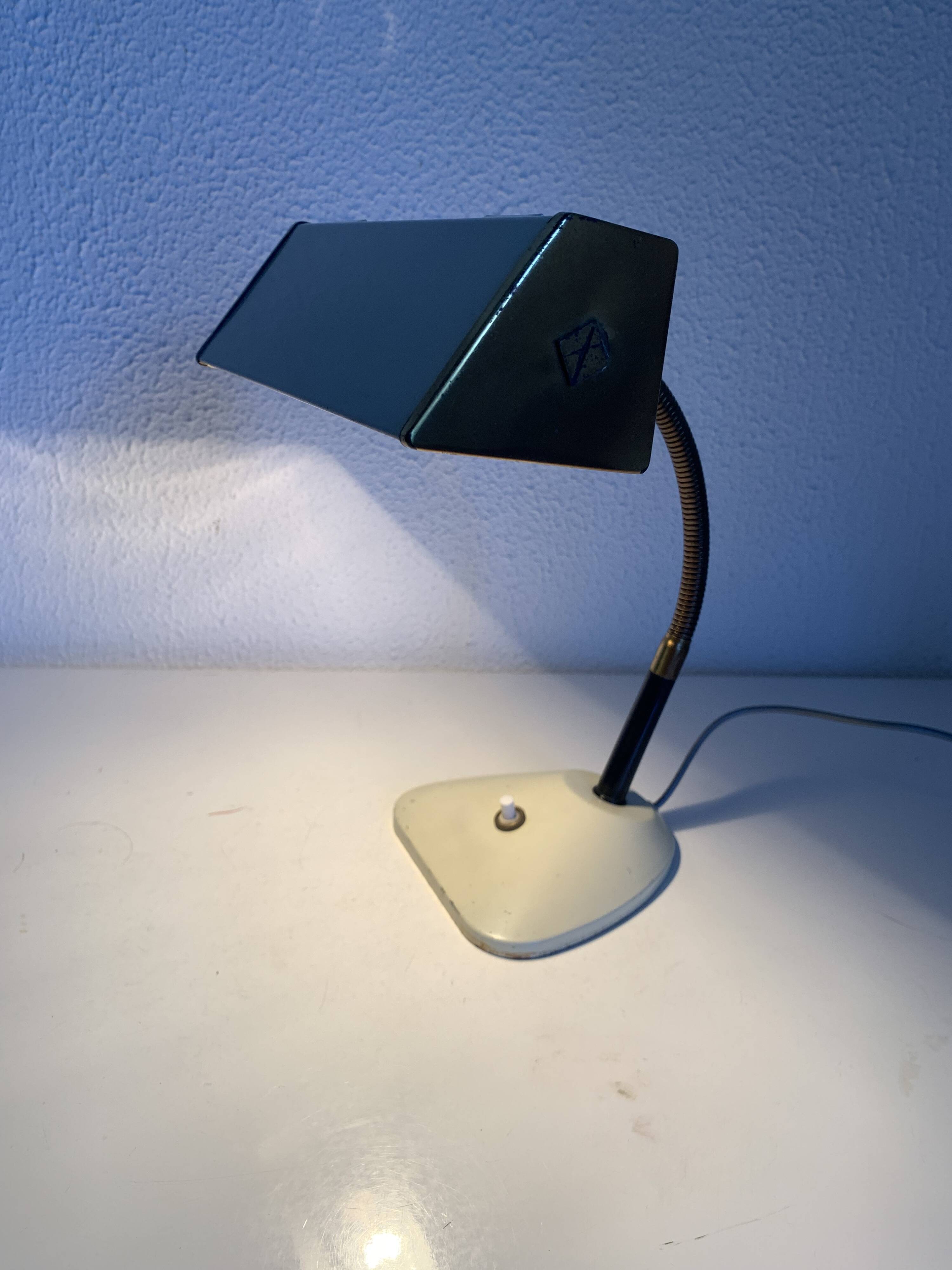 Vintage 1950s desk lamp for children, cream and gold bedside lamp - 23 cm