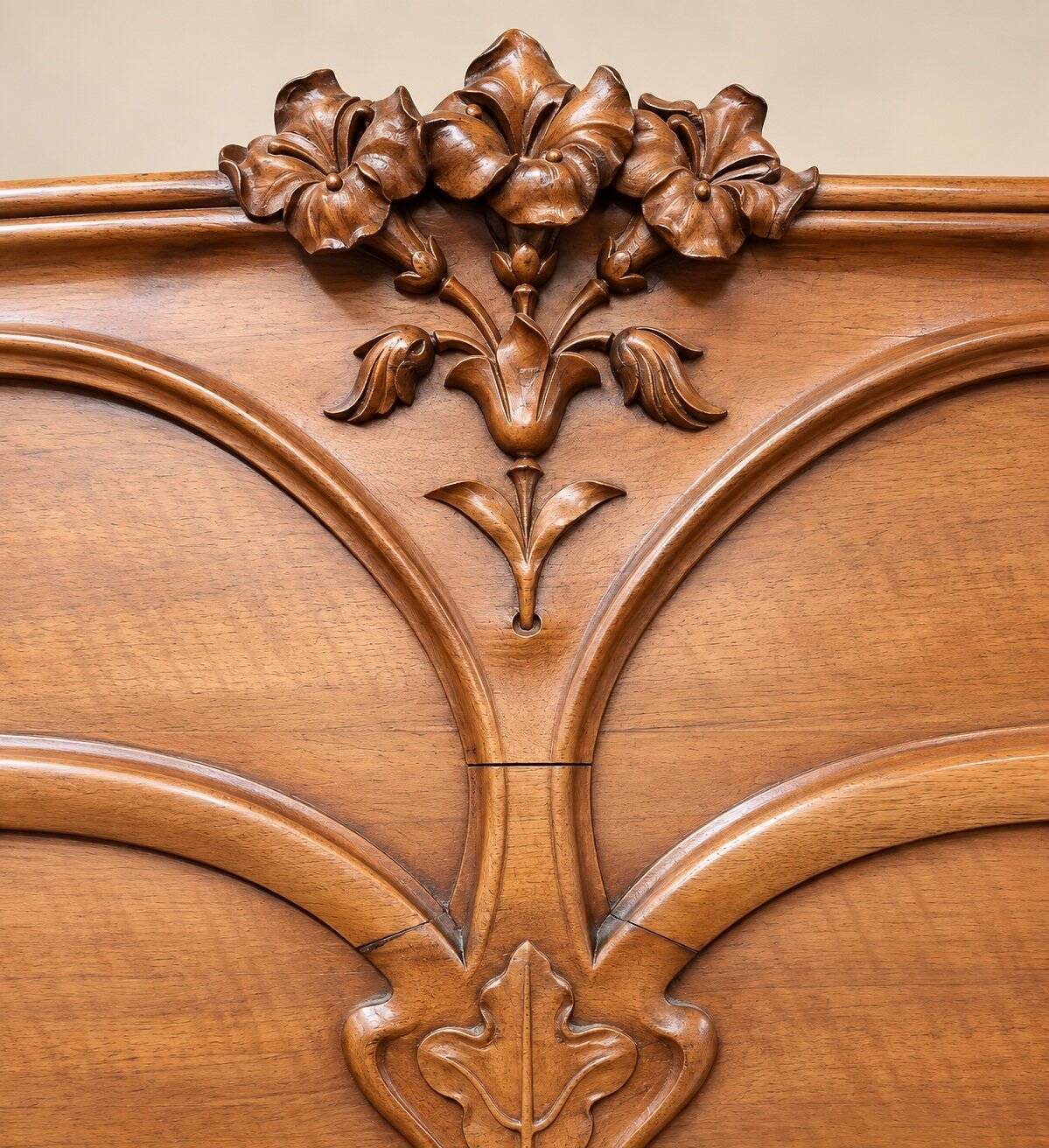 Double bed from the Art Nouveau period – Carved mahogany – Relief flowers