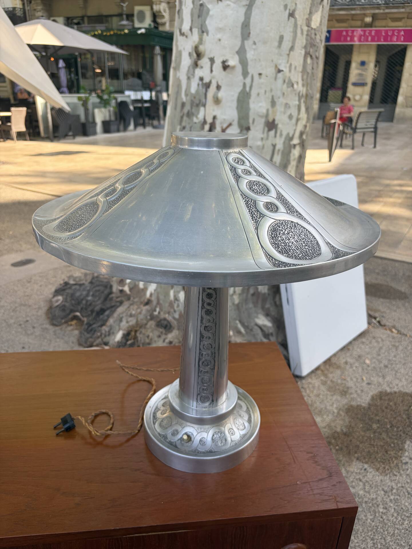 Monumental Art Deco table lamp in relief, France, circa 1920.