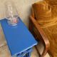 Table d'appoint, porte-revue bleu