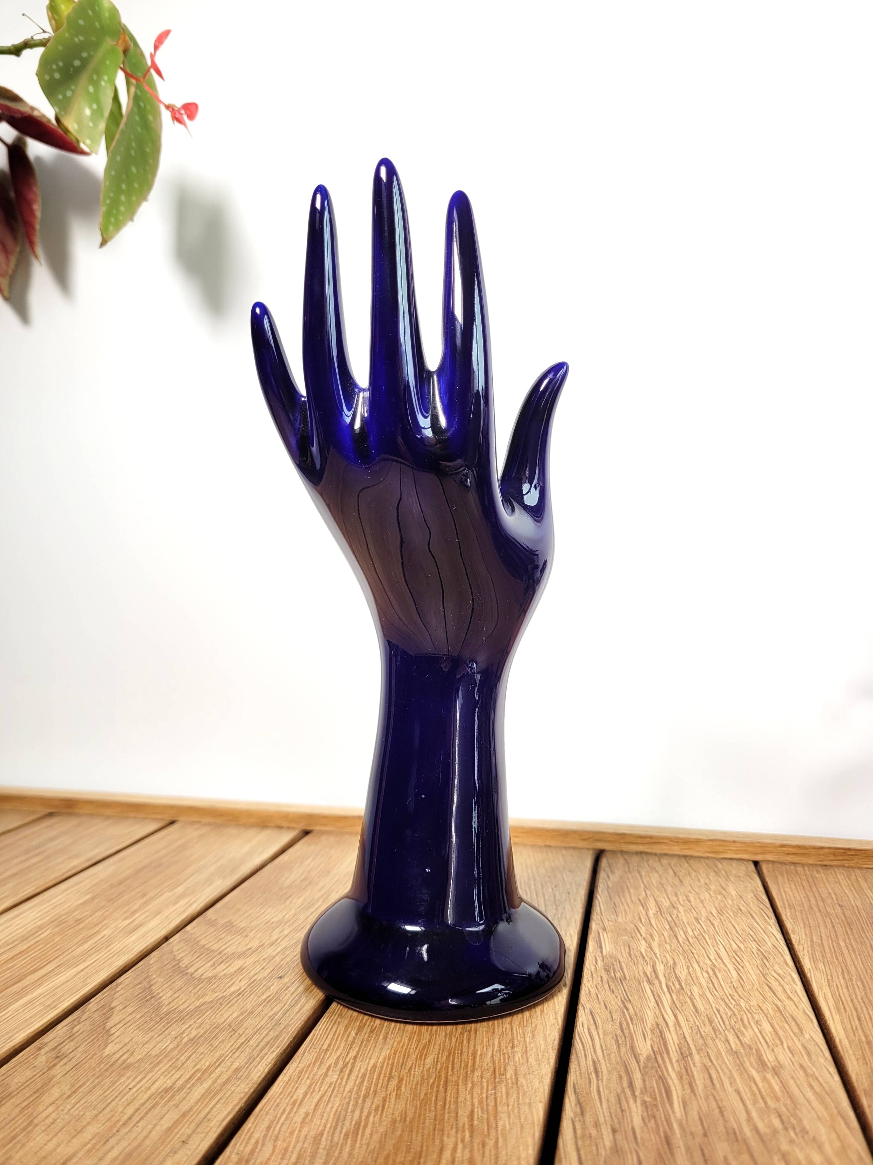 Hand ring and vintage ceramic soliflore