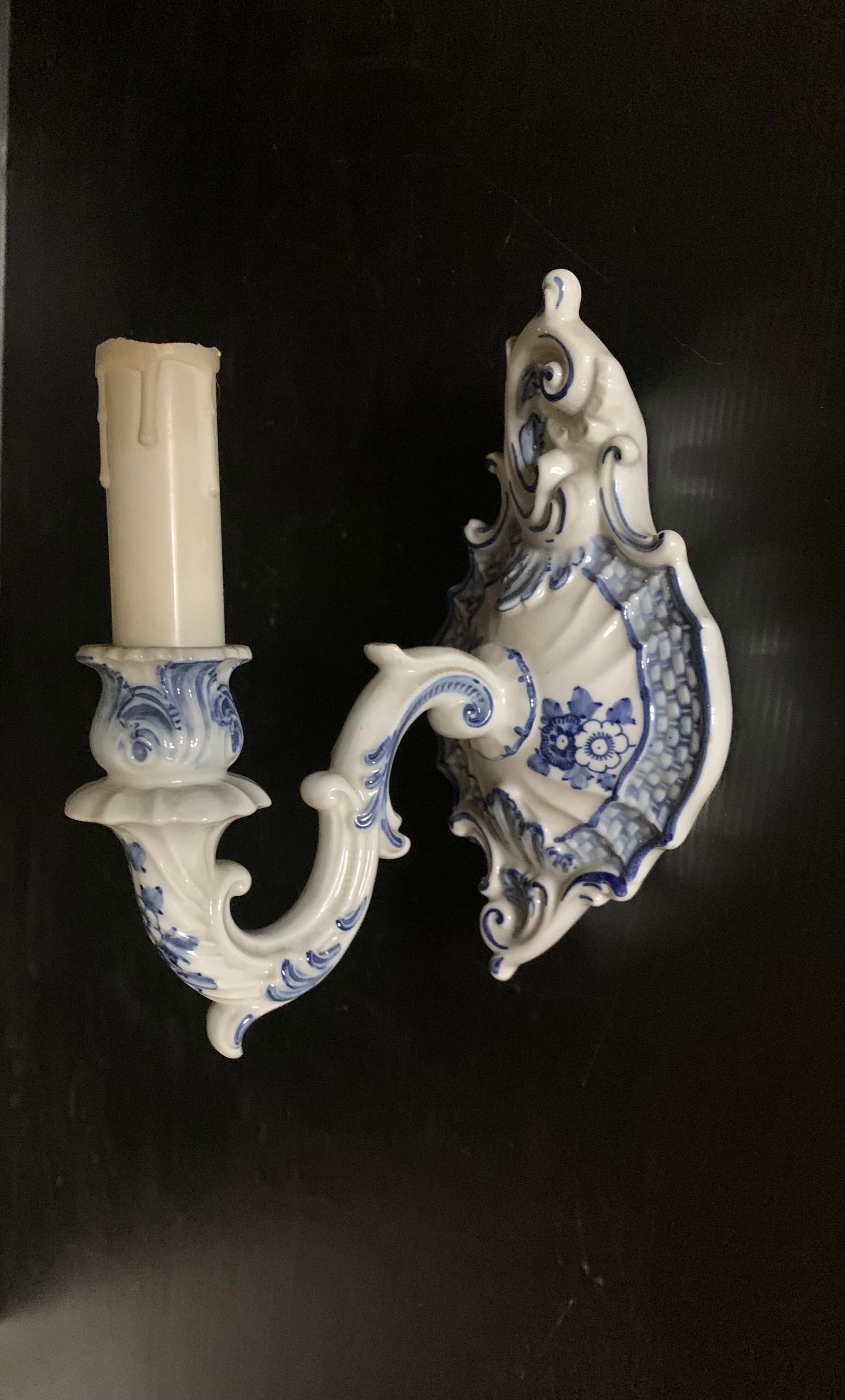 Porcelain wall lamp