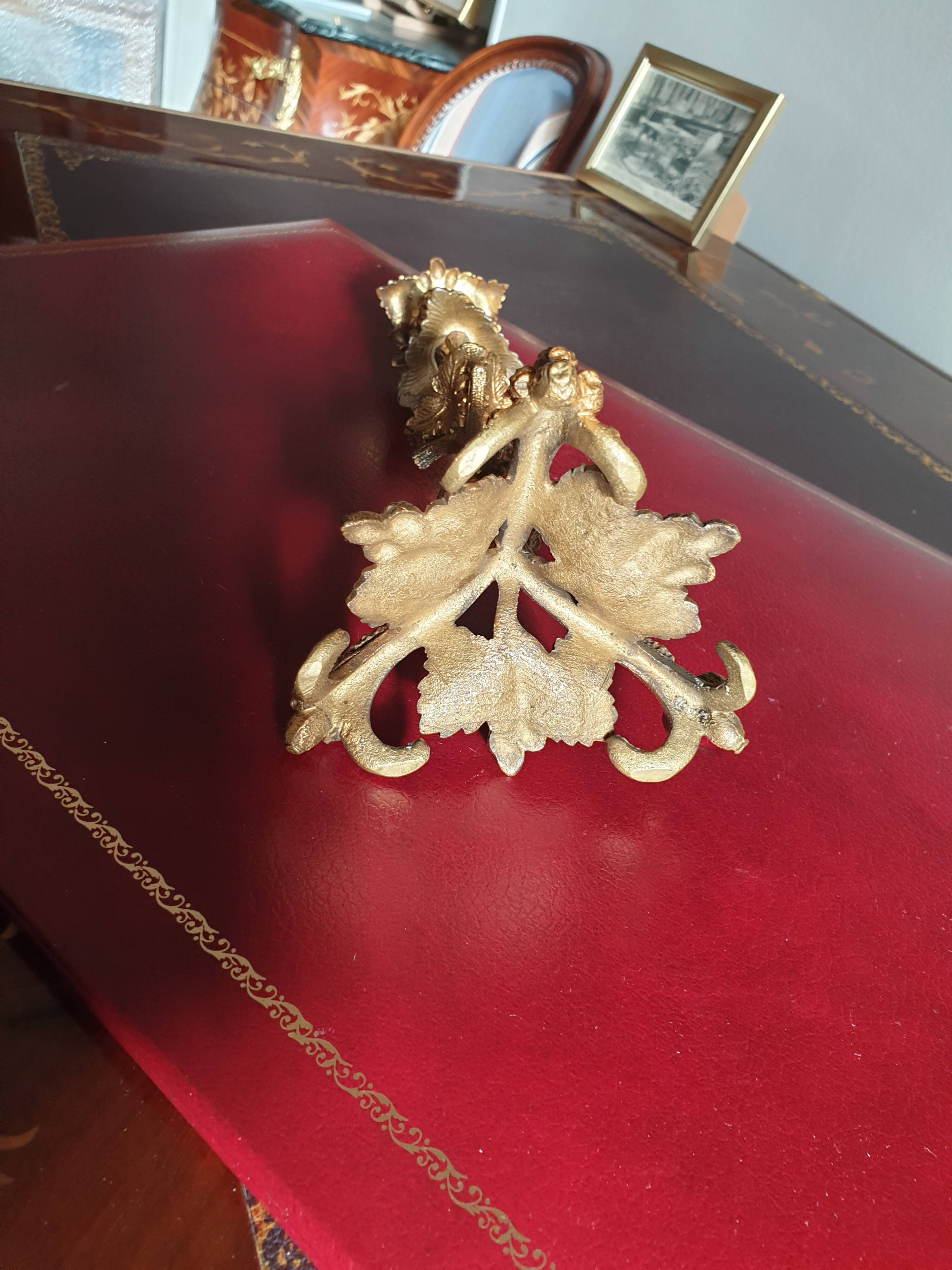 19th-century gilded bronze candlestick with leaf motifs, height 23.5 cm.