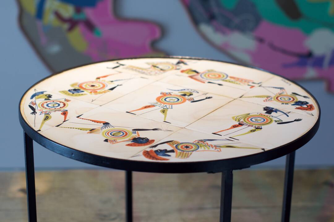 Table basse circulaire décor de guerriers - 1960 Roger Capron