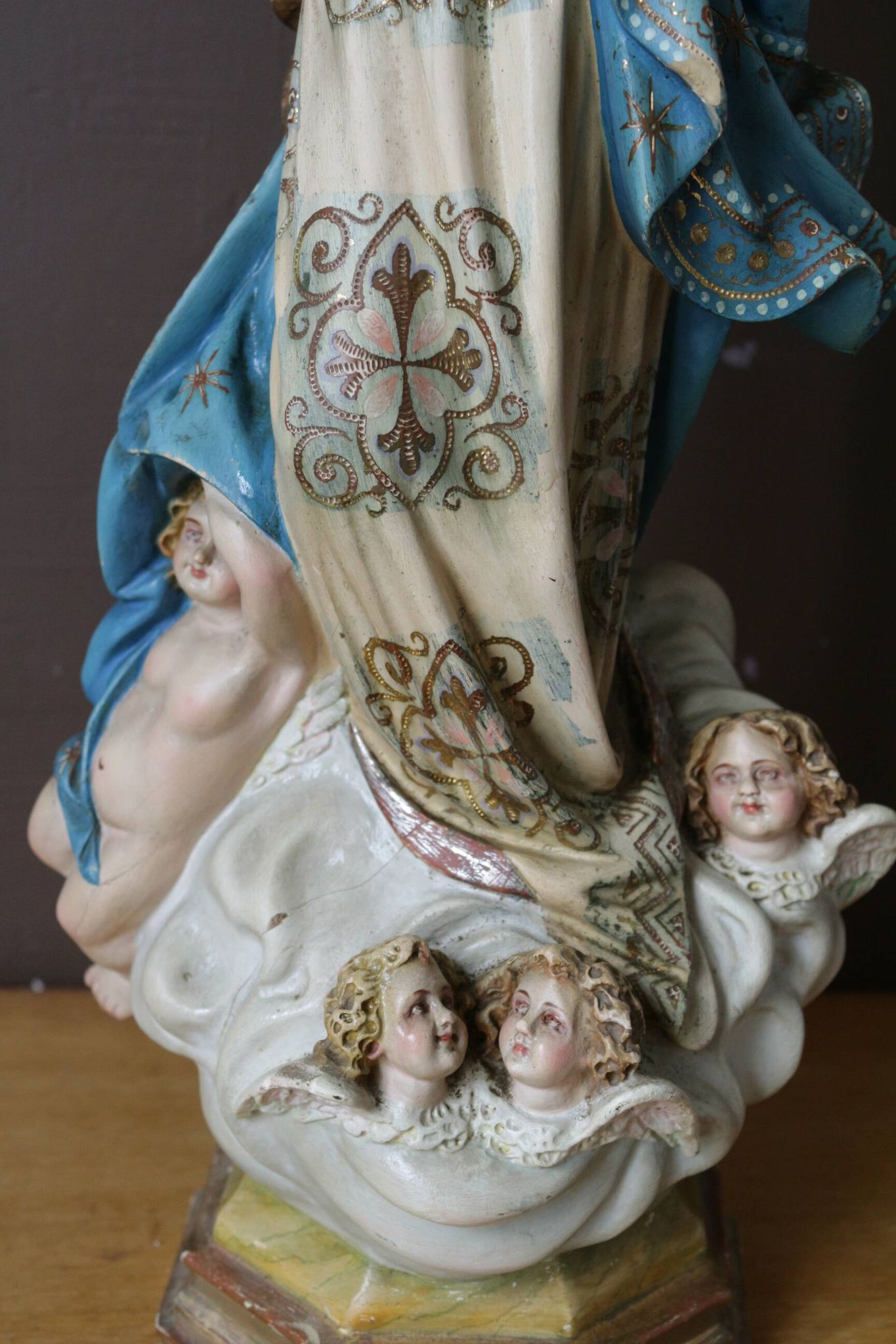 Plaster statuette of the Virgin of Olot with glass eyes. Early 20th century.