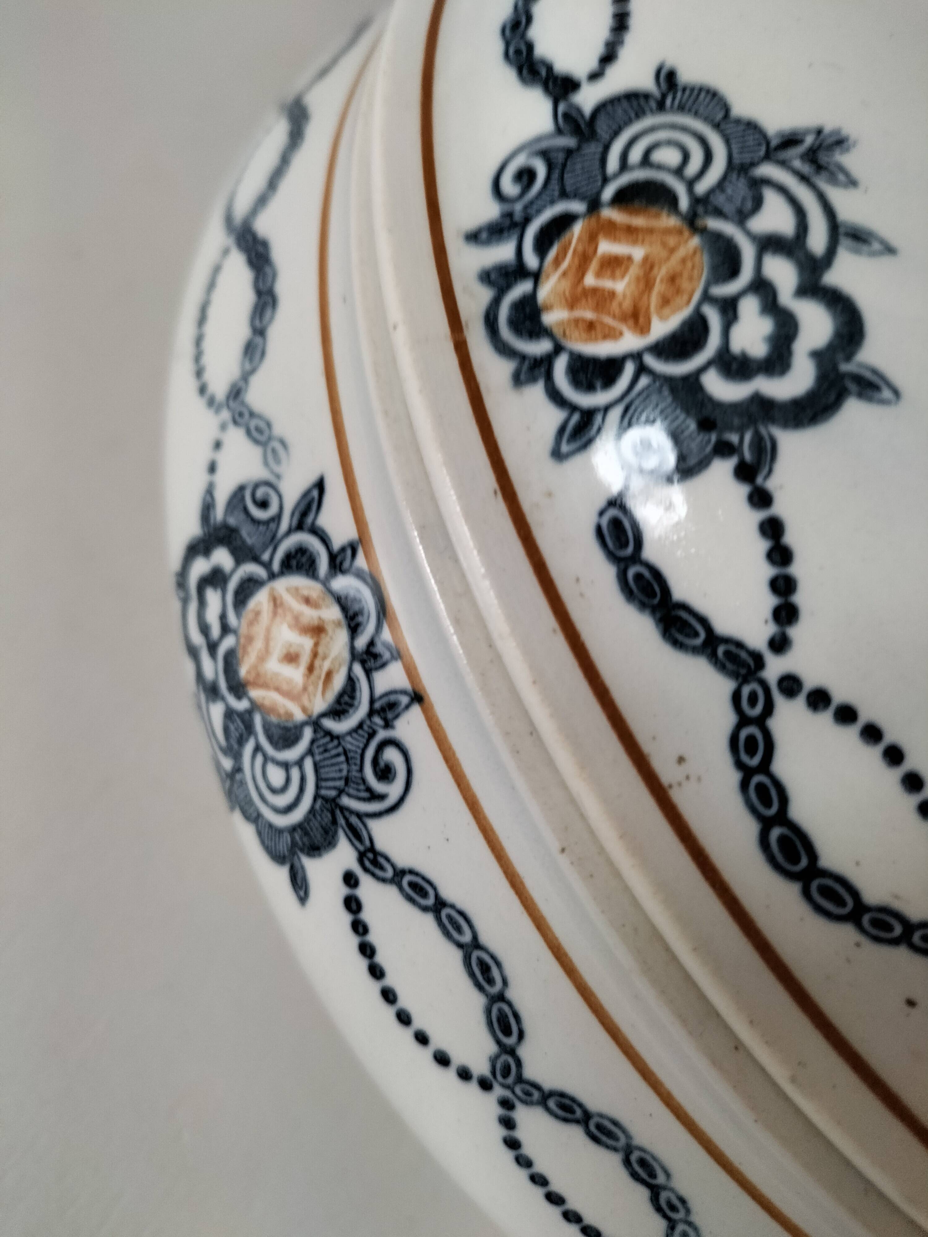 Antique Saint-Amandinoise tureen, blue and ochre decoration 6523, 1900-1920