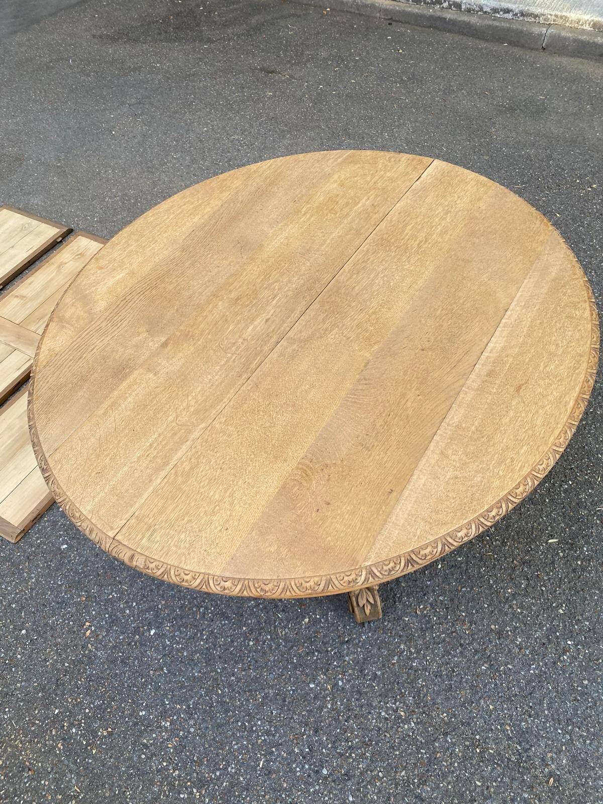 Round extendable dining table Napoleon III renovated in 19th-century oak.