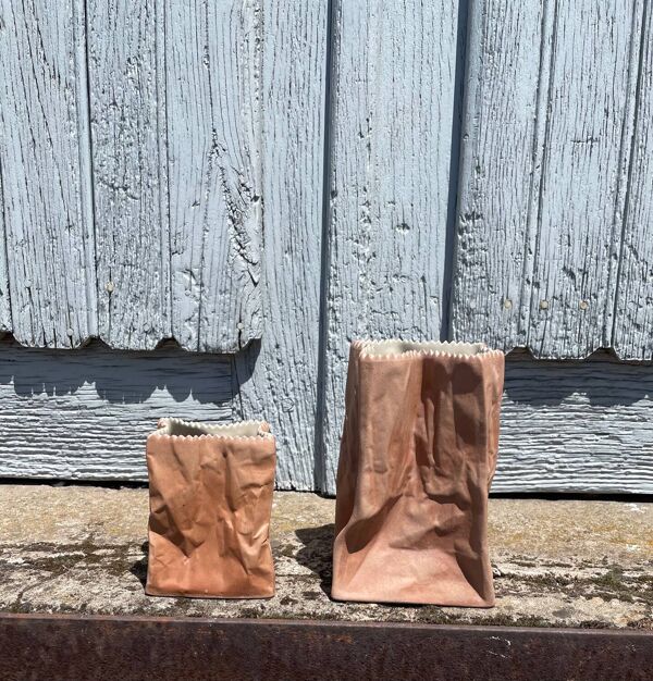 2 vases en forme de sac en papier de Tapio Wirkkala pour Rosenthal