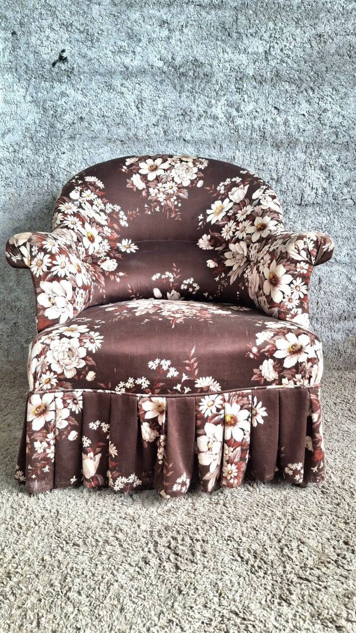 Napoleon III toad chair – Antique structure, floral fabric
