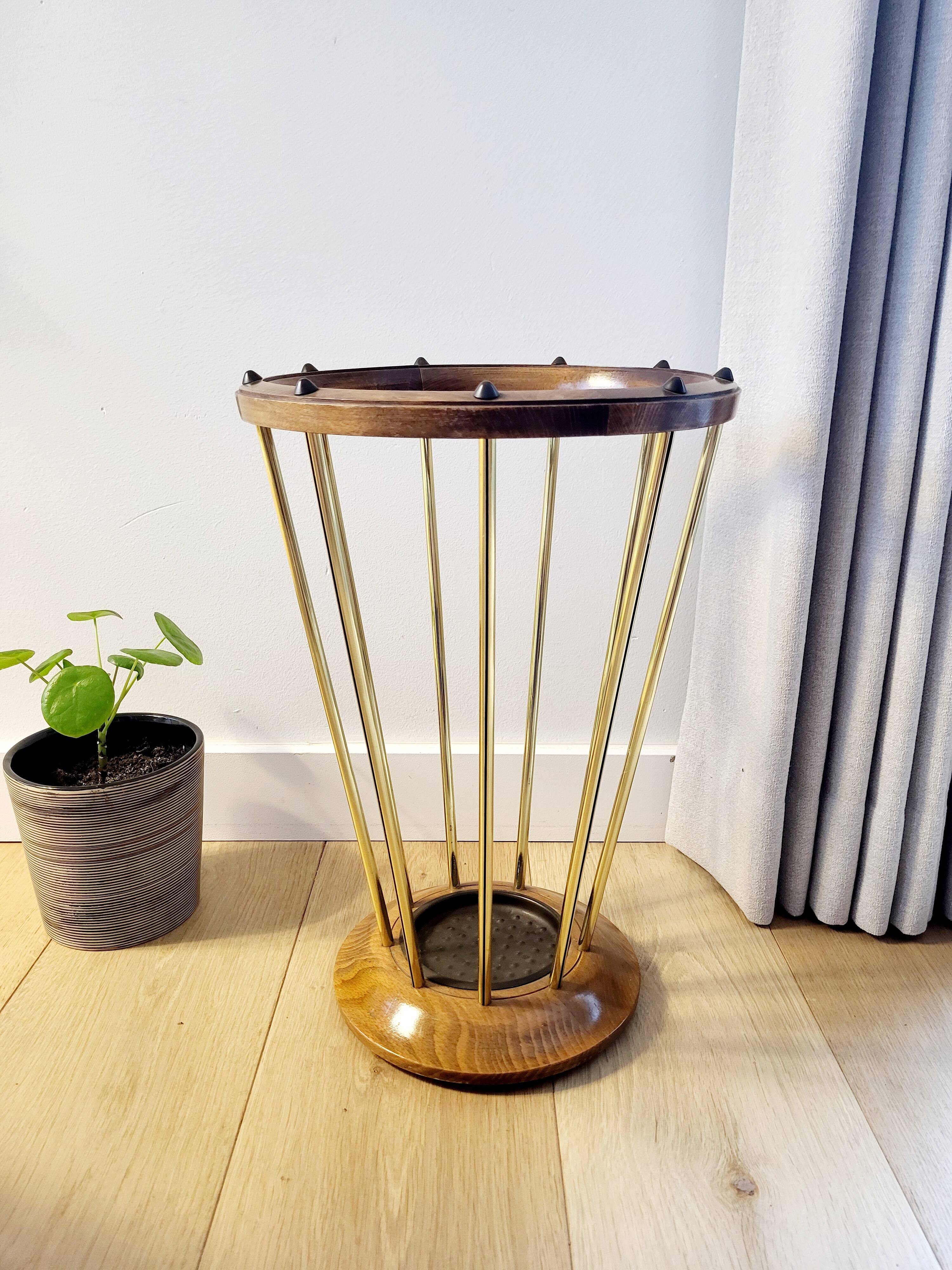Porte-parapluie en bois et laiton, années 1950