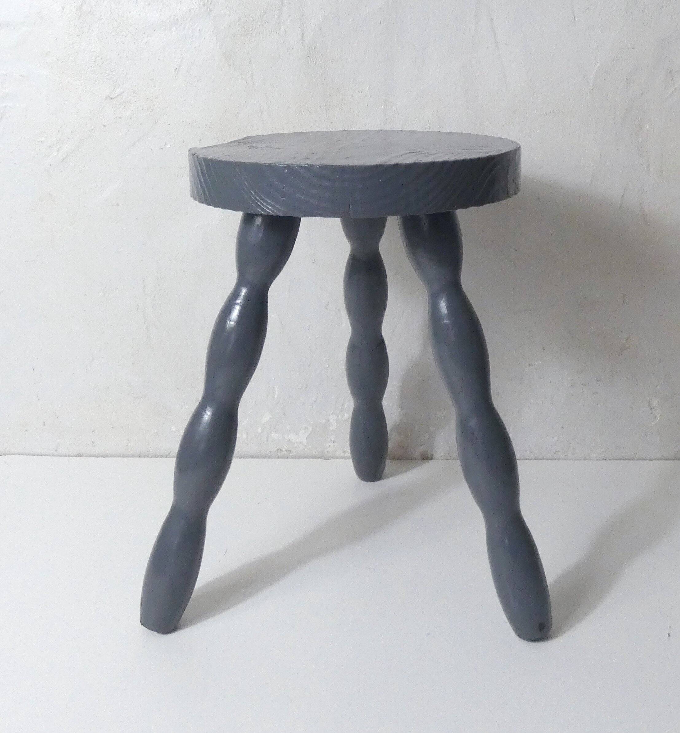 ancien tabouret tripode en chêne massif