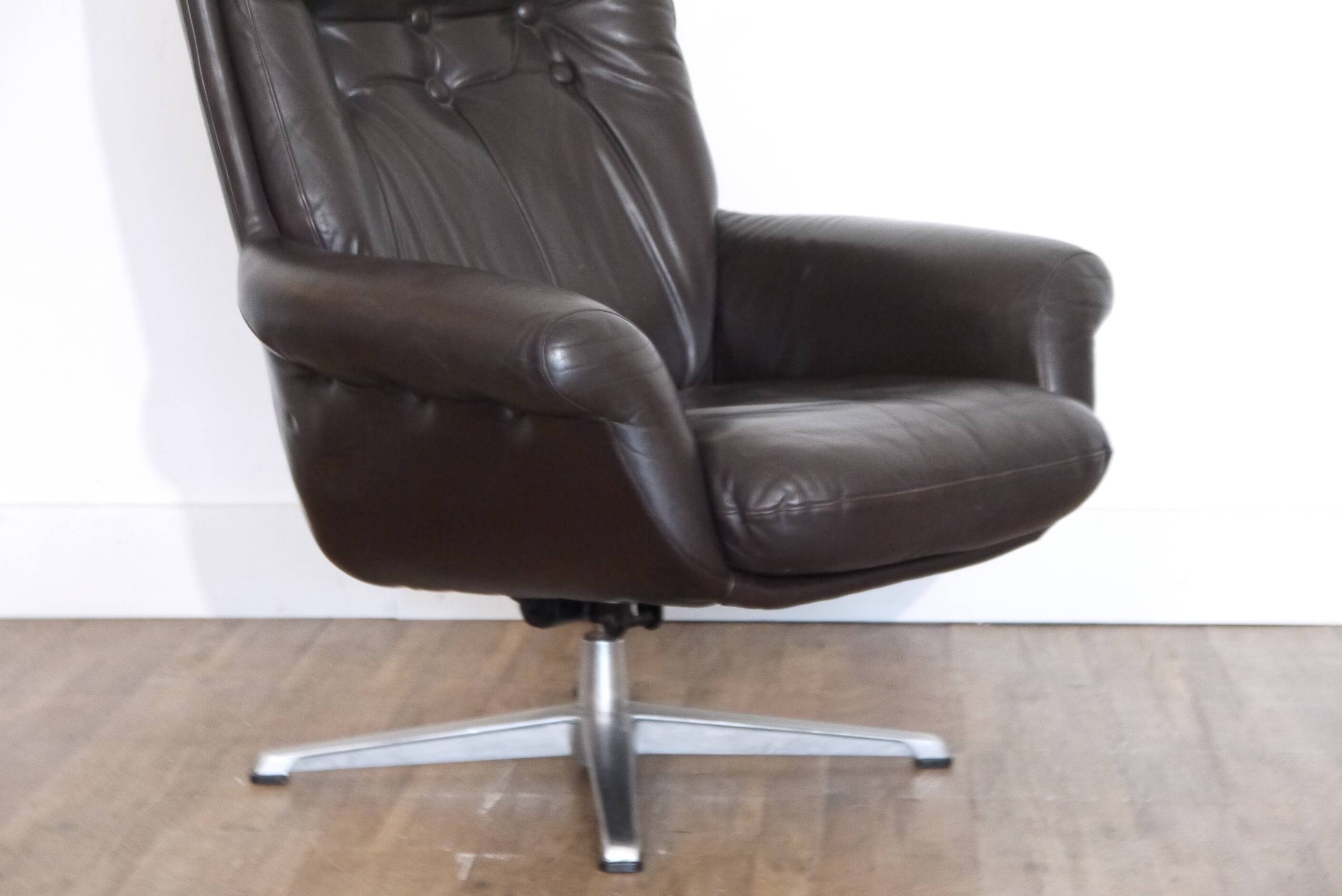 Fauteuil scandinave en cuir 1970