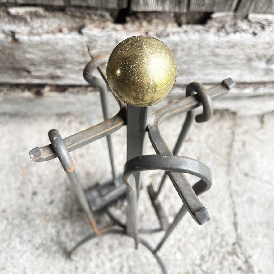 Ancien serviteur de cheminée en fer forgé et laiton